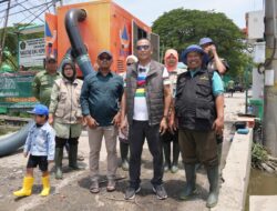 Unissula Kerahkan Dua Mobil Pompa Keringkan Jalan Kaligawe